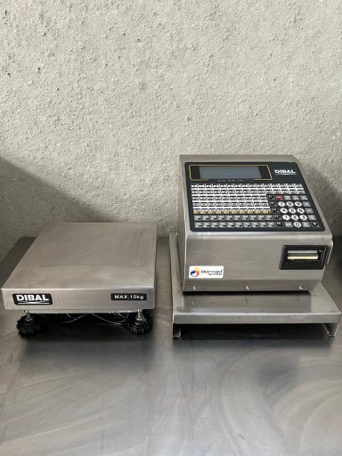 Balanza y terminal de punto de venta en un entorno de trabajo industrial.